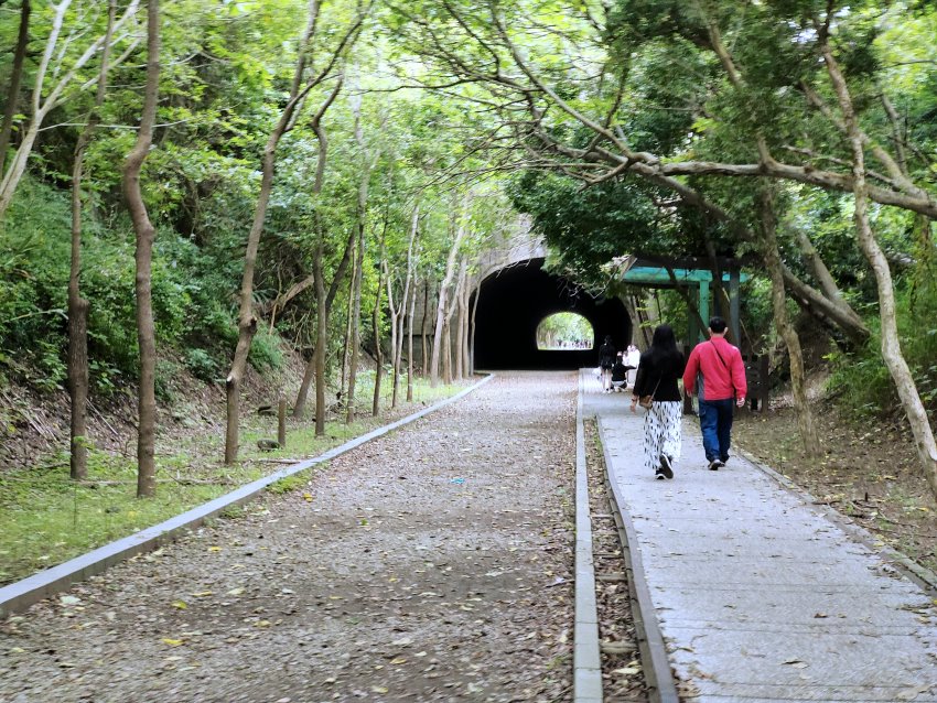 子母隧道、崎頂車站